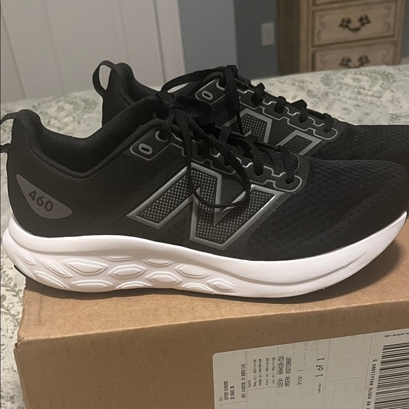 New Balance Black and White Men's Athletic Running Shoe - Picture 13 of 13